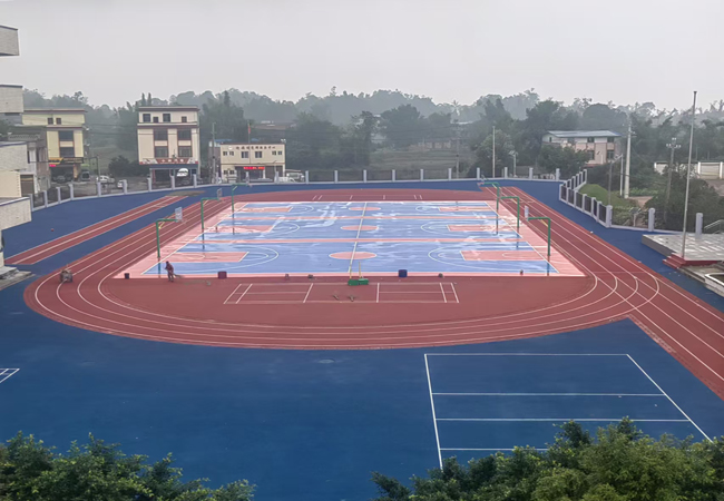 四川宜賓迎安鎮(zhèn)小學(xué)5000平方跑透氣型道+1500平8毫米硅PU籃球場順利完工！