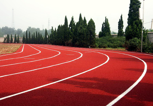 塑膠跑道廠家---新國標(biāo)混合型塑膠跑道材料！【廣東德朝體育】