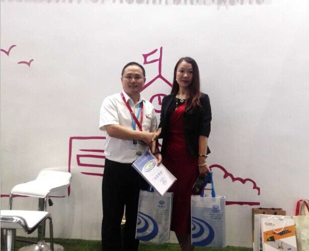 2017上海體博會(huì)現(xiàn)場(chǎng)德朝體育王總和客戶合影留念