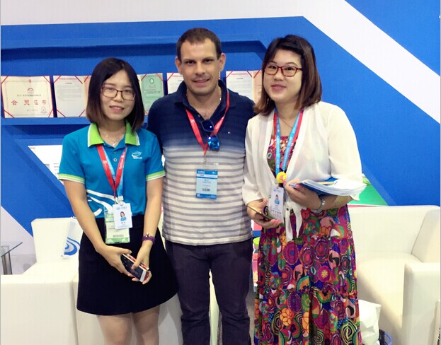 2017上海體博會(huì)現(xiàn)場(chǎng)德朝體育業(yè)務(wù)經(jīng)理和外國(guó)合影留念