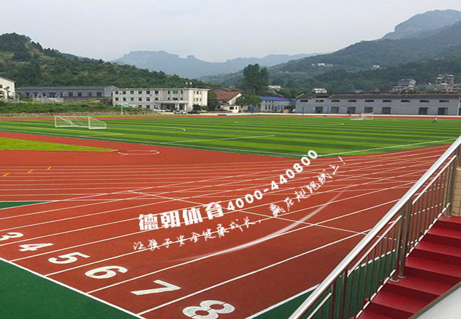 學(xué)?；旌闲退苣z跑道施工