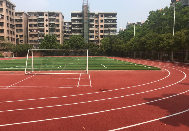 湖南衡陽學(xué)校塑膠跑道施工！【德朝體育】