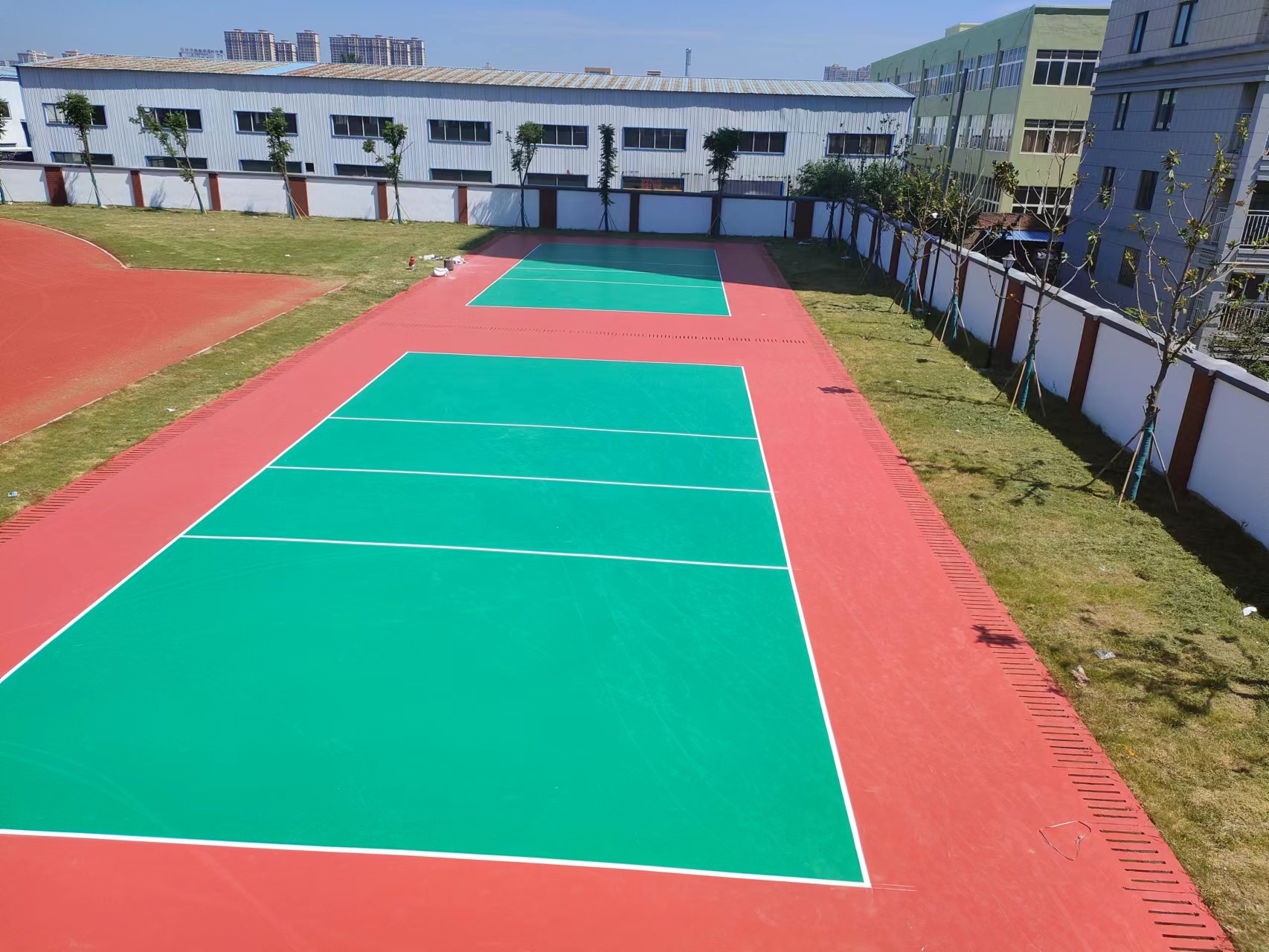 新做的吉林硅pu球場材料地面可以過車嗎？【德朝體育】