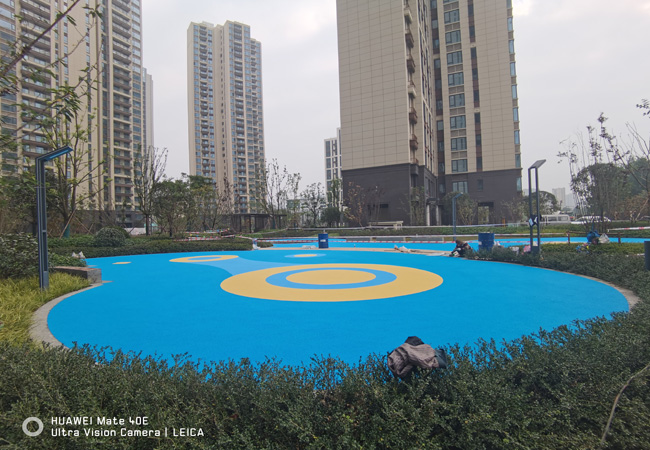 四川成都國際輪滑中心500平方15MM彩色EPDM塑膠跑道順利完工！