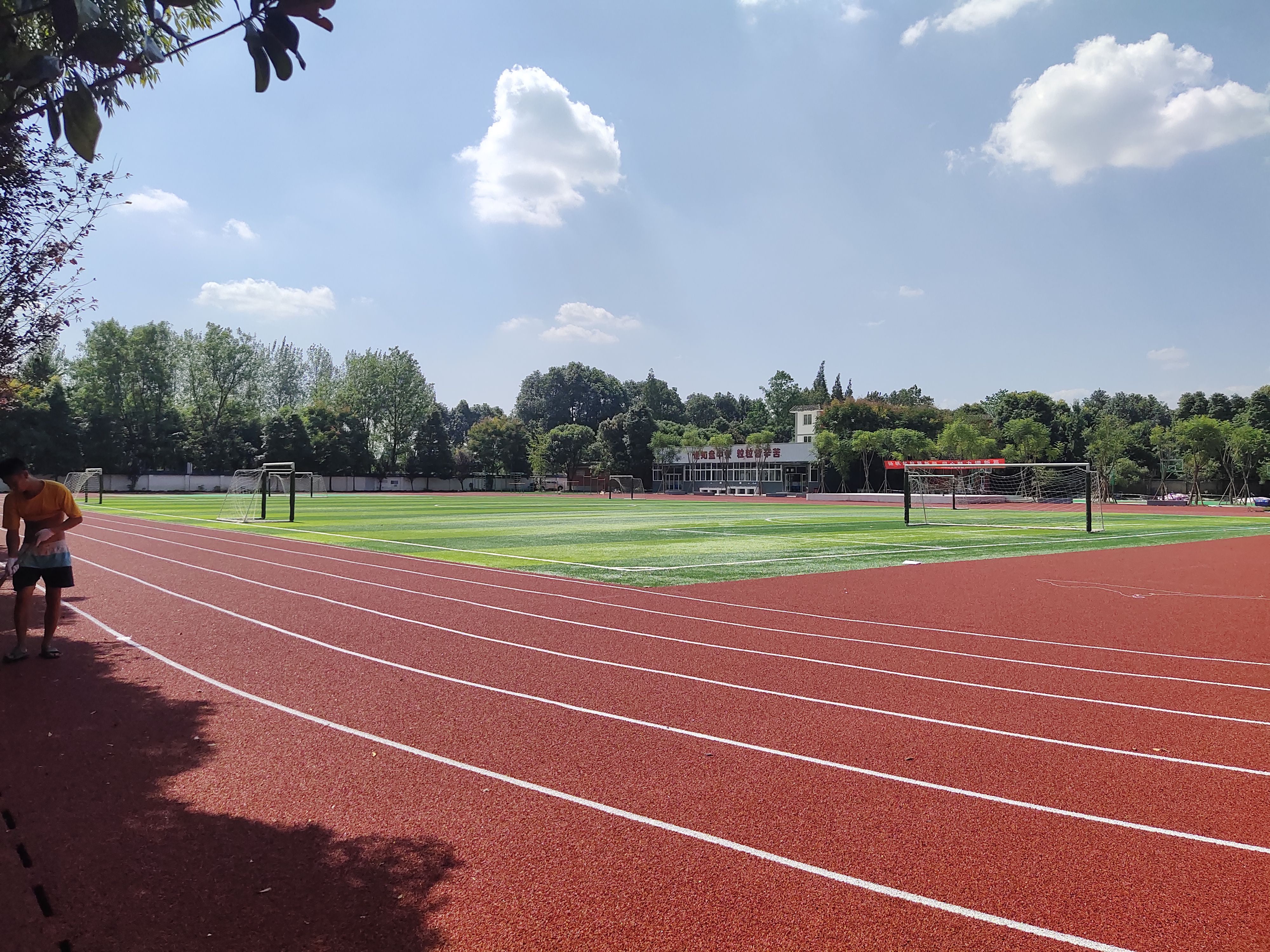 新國標(biāo)塑膠跑道和水泥跑道比有哪些優(yōu)勢？【廣東德朝體育】