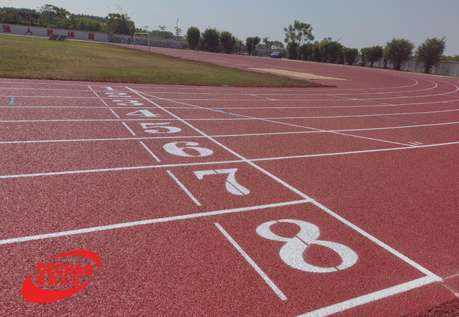 廣東清遠(yuǎn)6200平方全塑型塑膠跑道完工！