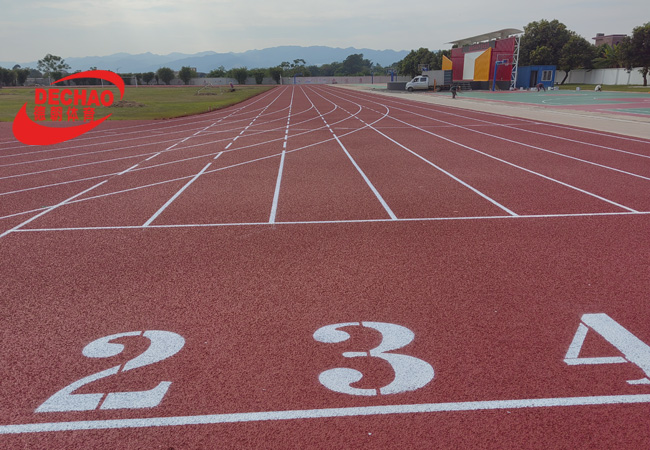 廣東清遠(yuǎn)6200平方全塑型塑膠跑道完工！
