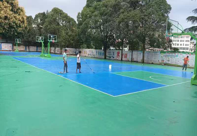 貴州黔西南布依族苗族自治州興仁市第三中學(xué)3000平方8mm硅PU球場！