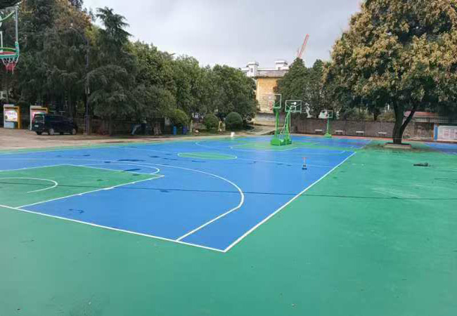 貴州黔西南布依族苗族自治州興仁市第三中學(xué)3000平方8mm硅PU球場！