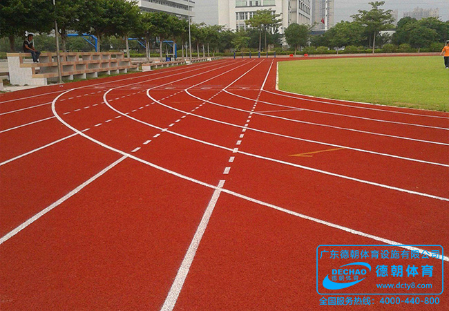 操場(chǎng)環(huán)保復(fù)合型塑膠跑道鋪設(shè)施工