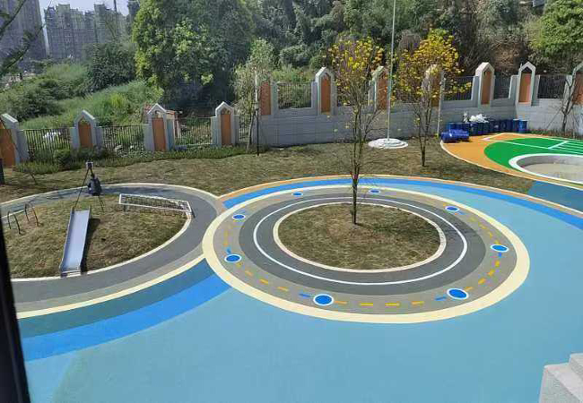 四川成都蒲江縣城北幼兒園2700平方10mm彩色EPDM塑膠跑道完工！