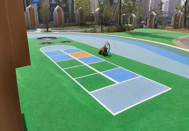 四川成都蒲江縣城北幼兒園2700平方10mm彩色EPDM塑膠跑道完工！